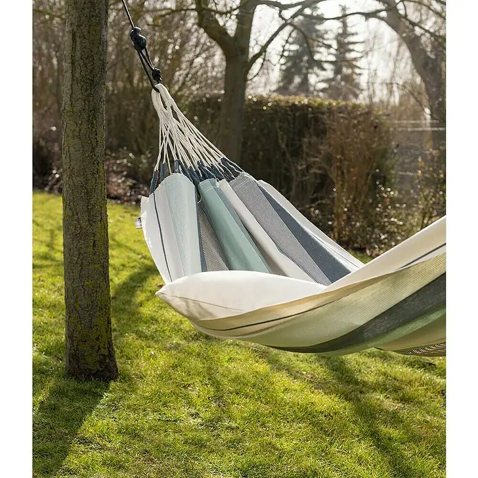 La Siesta Hängematte Modesta - L x B: 300 x 140 cm, Olive, Single - Nahaufnahme einer gestreiften Hängematte mit Kissen, die zwischen zwei Bäumen im Garten aufgehängt ist.