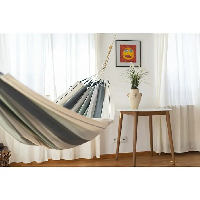 La Siesta Hängematte Modesta - L x B: 300 x 140 cm, Olive, Single - Hängematte im Innenraum mit gestreiften Mustern, die zum Entspannen einlädt und für Komfort sorgt. Dekoratives Element auf Tisch.