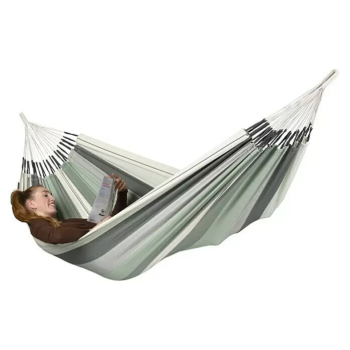 La Siesta Hängematte Modesta - L x B: 300 x 140 cm, Olive, Single - Gestreifte Hängematte in Weiß, Grau und Grün, mit einer Frau, die darin entspannt und ein Buch liest.