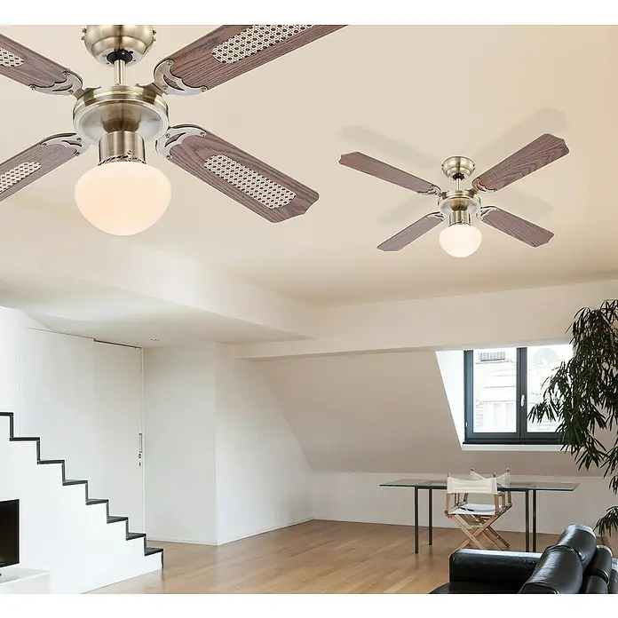 Voltomat Deckenventilator - Braun, 106,6 cm, 60 W - Zwei Deckenventilatoren mit braunen Holzflügeln und runden Leuchten in einem modernen Wohnzimmer mit Treppe und Fenstern.