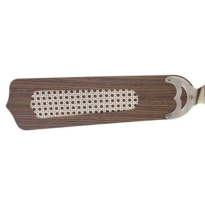 Voltomat Deckenventilator - Braun, 106,6 cm, 60 W - Detailaufnahme eines Deckenventilatorflügels aus Holz mit Rattan-Einsatz und Metallbefestigung.