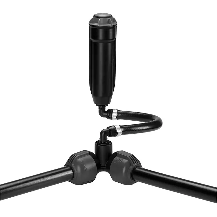 Gardena Sprinklersystem Winkelstück - Durchmesser: 25 mm, Größe Anschluss: ¾″ (Innengewinde) - Eine Bewässerungsanlage mit einem schwarzen Filter, verbunden mit Schläuchen und einem Verteilerstück.