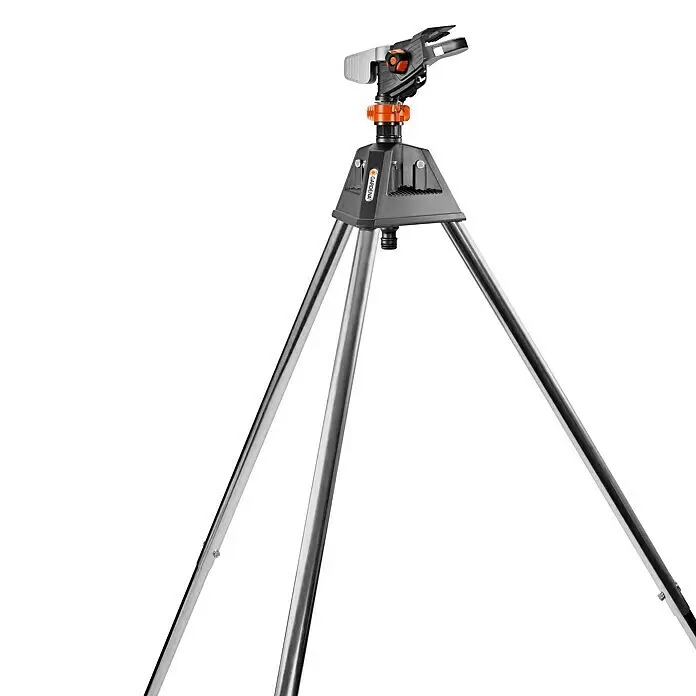 Gardena Premium Regner - Kunststoff, Beregnungssektor: 25 ° - 360 ° - Silberner Stativ-Regner mit schwarzem und orangefarbenem Sprinklerkopf zur Gartenbewässerung.