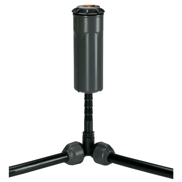 Gardena Sprinklersystem Winkelstück - Durchmesser: 25 mm, Größe Anschluss: ¾″ (Innengewinde) - Ein Bewässerungssystem mit einem Sprinklerkopf in Grau, der auf einem dreibeinigen Gestell steht. Ideal für Gartenbewässerung.