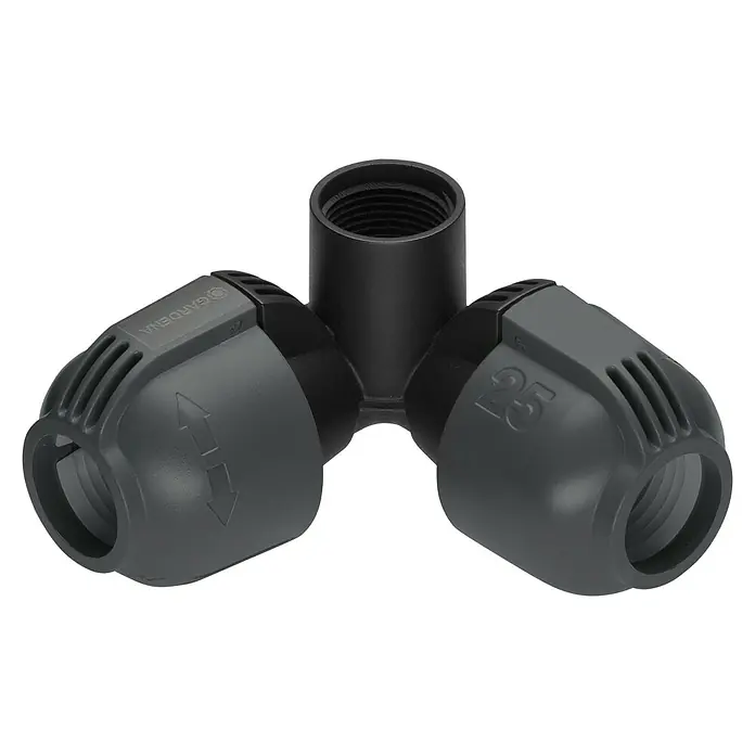 Gardena Sprinklersystem Winkelstück - Durchmesser: 25 mm, Größe Anschluss: ¾″ (Innengewinde) - Nahaufnahme eines Gardena-T-Stücks für Bewässerungssysteme, das für zuverlässige Verbindungen und einfache Installation konzipiert ist.