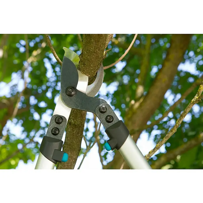Gardena Premium Hand-Astschere 700 B - Länge: 70 cm, Max. Aststärke: 40 mm, Stahl, Silber/Schwarz - Astschere schneidet einen Ast. Die Astschere hat silberne Griffe mit schwarzen Akzenten und einer scharfen Klinge.