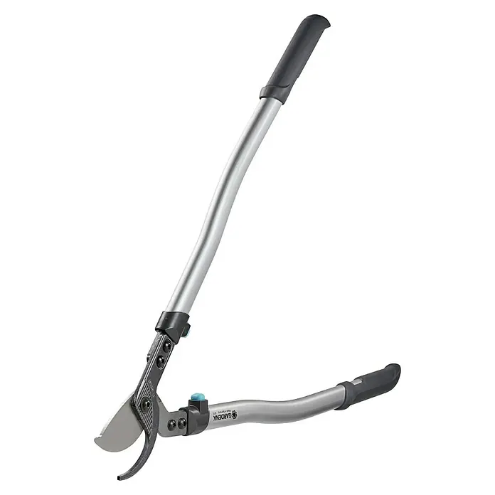Gardena Premium Hand-Astschere 700 B - Länge: 70 cm, Max. Aststärke: 40 mm, Stahl, Silber/Schwarz - Eine Gartenschere mit langen, silberfarbenen Griffen und schwarzen Griffstücken. Ideal zum Beschneiden von Bäumen und Sträuchern.