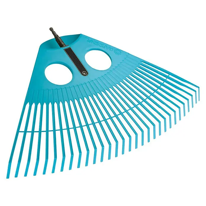 Gardena Combisystem Laubbesen XXL - Arbeitsbreite: 77 cm, Kunststoff - Nahaufnahme eines blauen GARDENA Fächerbesens mit verstellbaren Zinken zur Gartenpflege und Laubbeseitigung.