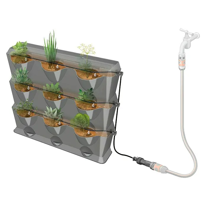 Gardena Bewässerungs-Set NatureUp! Vertikal Wasserhahn - Passend für: Bewässerung von bis zu 27 Pflanzen/9 vertikalen Pflanzbehältern - Das Bild zeigt ein vertikales Gartensystem mit automatischem Bewässerungssystem, ideal für kleine Räume und Balkone.