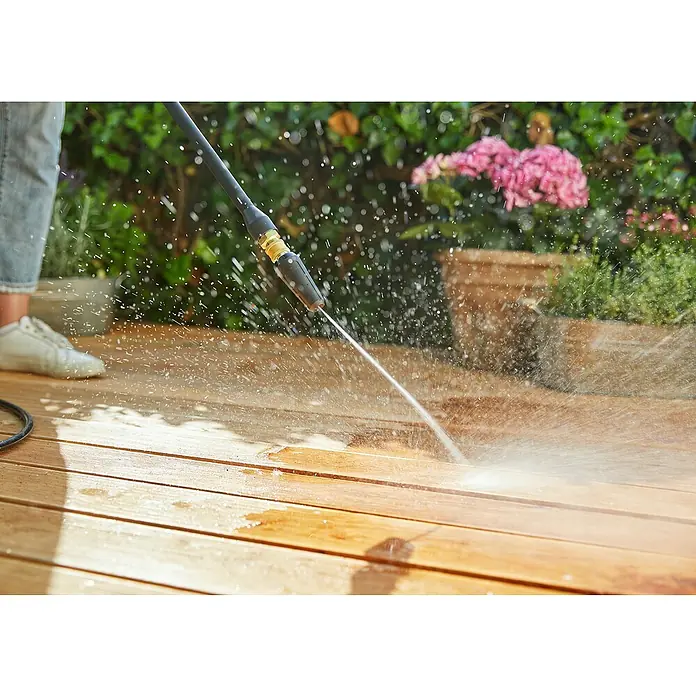 Gardena Rotationsdüse AquaClean - Passend für: Gardena Hochdruckreiniger AquaClean Li-40/6 - Der Hochdruckreiniger wird verwendet, um eine Holzterrasse zu reinigen und Schmutz und Ablagerungen mit kraftvollem Wasserstrahl zu entfernen.