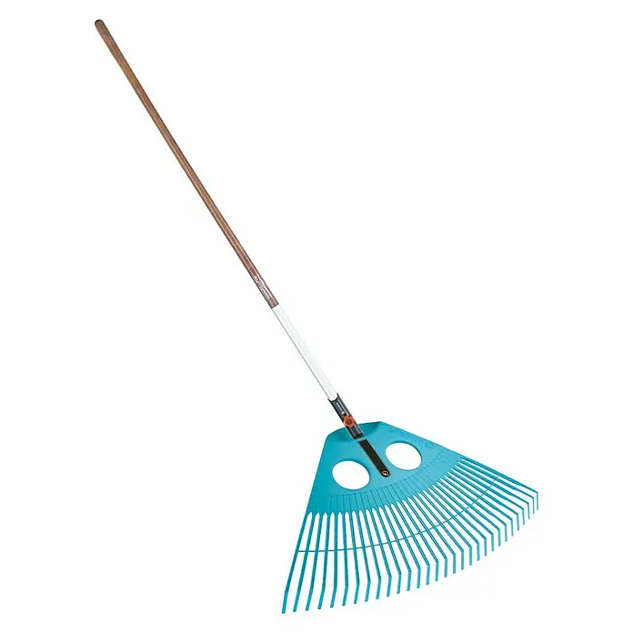 Gardena Combisystem Laubbesen XXL - Arbeitsbreite: 77 cm, Kunststoff - Ein blauer Laubbesen mit einem langen Holzstiel zum Reinigen von Gartenabfällen.