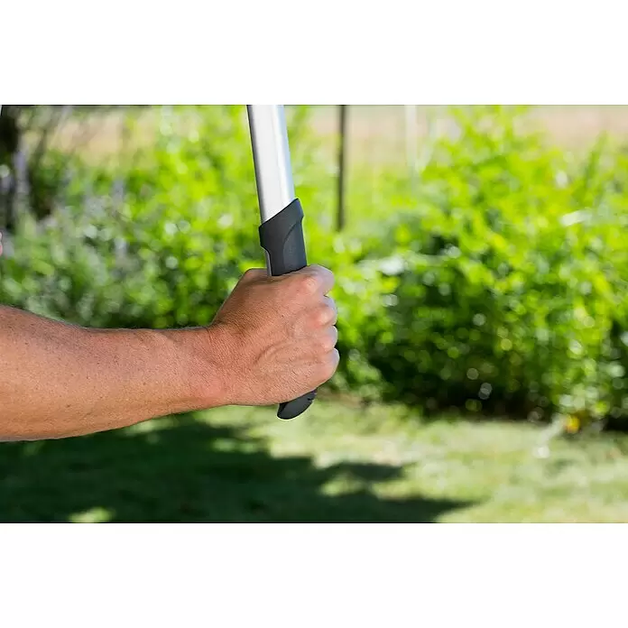 Gardena Premium Hand-Astschere 700 B - Länge: 70 cm, Max. Aststärke: 40 mm, Stahl, Silber/Schwarz - Eine Hand greift fest ein silbernes Werkzeug mit schwarzem ergonomischem Griff.