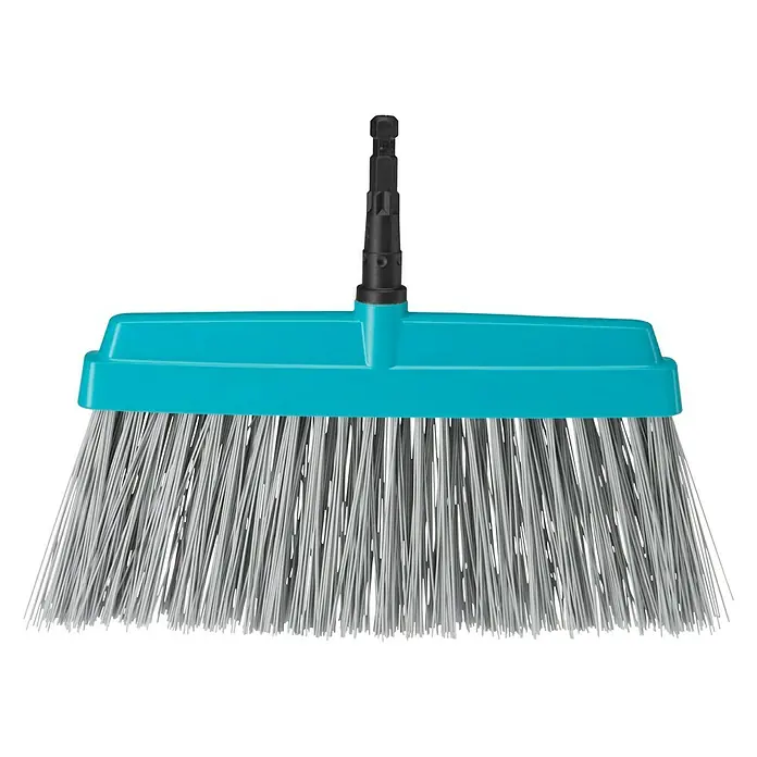 Gardena Combisystem Terrassenbesen - Material Borsten: Kunststoff, Arbeitsbreite: 32 cm - Abbildung eines blauen Straßenbesens mit schwarzen Stielansatz und grauen Borsten vor einem schwarzen Hintergrund.