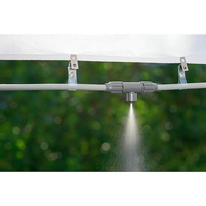 Gardena City Gardening SprühdüsePassend für: Gardena city gardening Outdoor Luftkühler-Set - Nahaufnahme einer Bewässerungsdüse, die Wasser versprüht, befestigt an einem grauen Rohr mit Klammern und einem grünen Hintergrund.