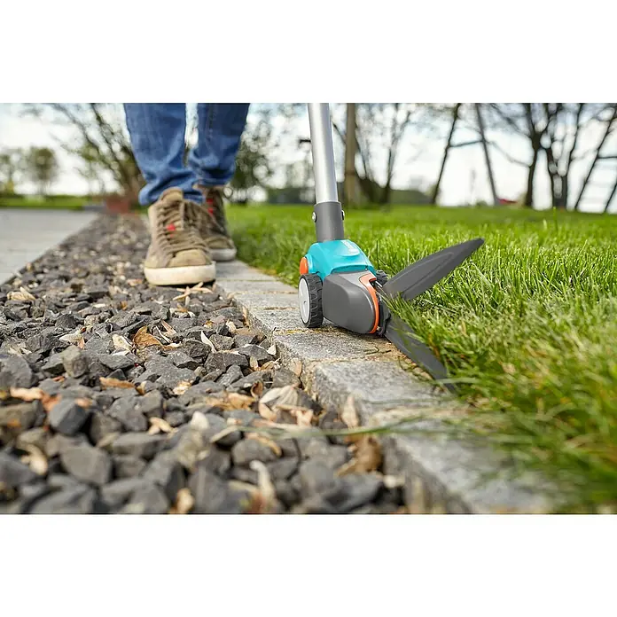 Gardena Comfort Grasschere Langstielig - Bypass, Klingenbeschichtung: Antihaftbeschichtet - Nahaufnahme einer Gardena Akku-Grasschere, die Rasenkanten präzise schneidet. Ideal für die Gartenpflege.