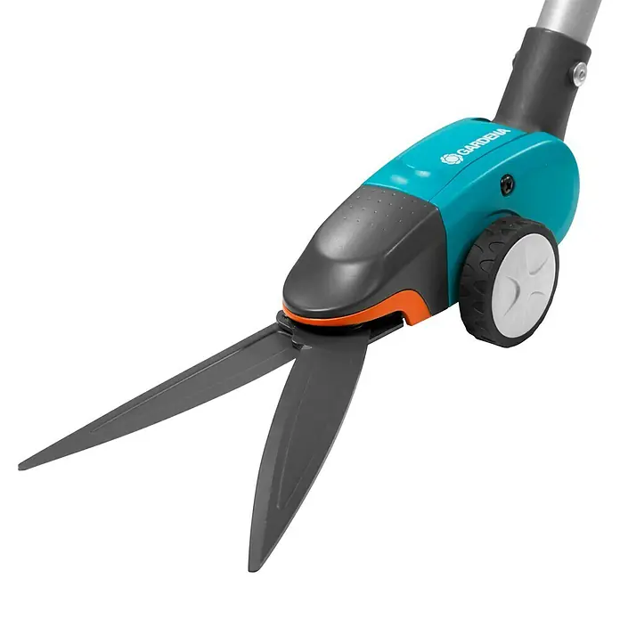 Gardena Comfort Grasschere Langstielig - Bypass, Klingenbeschichtung: Antihaftbeschichtet - Nahaufnahme einer GARDENA Grasschere mit Rad, ideal für präzise Rasenkantenschnitte. Das ergonomische Design sorgt für komfortable Handhabung.