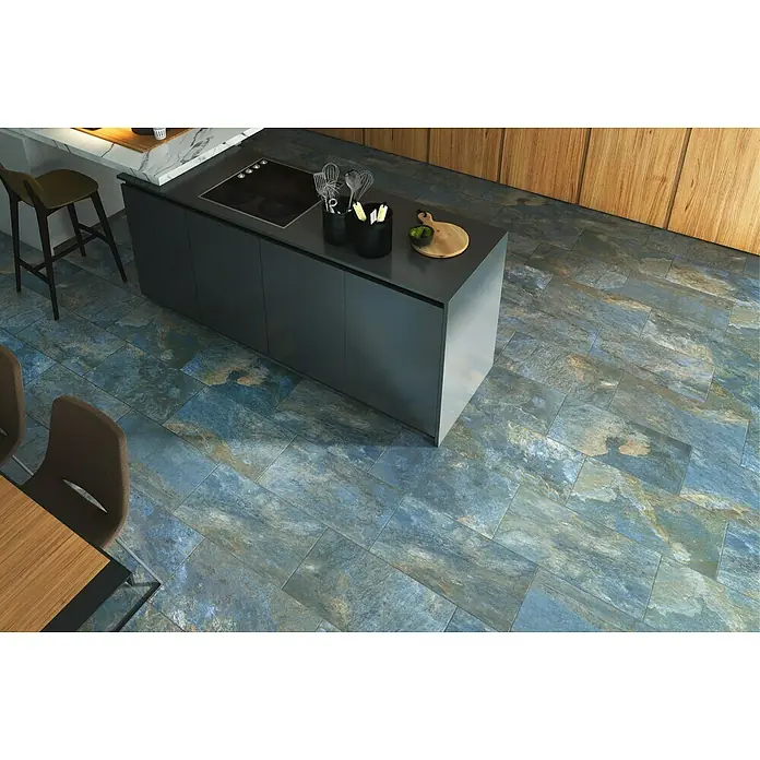 Decocer by Cinca Feinsteinzeugfliese Splash Azul - 30 x 60 cm, Blaugrau, Matt - Dieses Bild zeigt einen Küchenboden aus graublauen Fliesen, der einen eleganten und modernen Look erzeugt. Die Fliesen sind rechteckig verlegt.