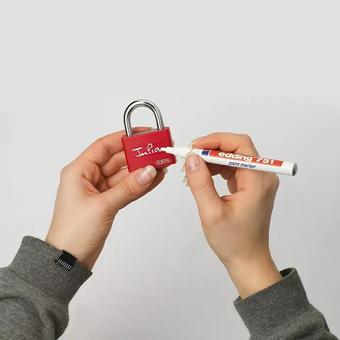 Abus Vorhängeschloss T65 AL - B x H: 43 x 62 mm, Bügelstärke: 6,5 mm, Aluminium, Rot - Rotes ABUS-Vorhängeschloss wird mit einem weißen Edding 751 Lackmarker beschriftet, um es zu personalisieren und zu kennzeichnen.