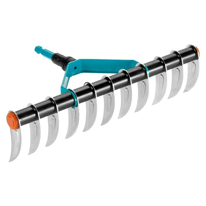 Gardena Schneidrechen - Arbeitsbreite: 35 cm - Detailaufnahme eines GARDENA-Gartenrechens mit gebogenen Zinken, ideal zum Glätten und Einebnen von Böden. Erleichtert die Gartenarbeit erheblich.