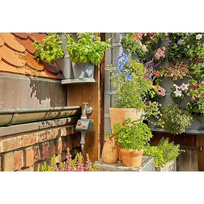 Gardena Bewässerungs-Set NatureUp! Ecke Wasserhahn - Passend für: Bewässerung von bis zu 12 Pflanzen - Wand mit Gardena Micro-Drip-System bepflanzt, inklusive Bewässerungssteuerung für eine optimale Versorgung der Pflanzen.
