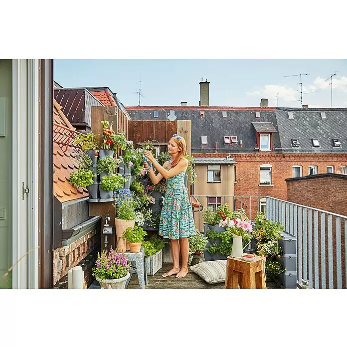 Gardena Bewässerungs-Set NatureUp! Ecke Wasserhahn - Passend für: Bewässerung von bis zu 12 Pflanzen - Modulares graues Vertikalbeet-System mit gestapelten Pflanzgefäßen, zum Anbau verschiedener Pflanzen auf einem Balkon.