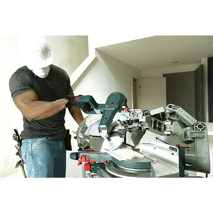 Bosch Professional Kapp- & Gehrungssäge GCM 10 GDJ - 2.000 W, Durchmesser Sägeblatt: 254 mm, Leerlaufdrehzahl: 5.000 U/min - Ein Bauarbeiter bedient eine Bosch-Kapp- und Gehrungssäge, um präzise Holzzuschnitte für Bauprojekte zu erstellen.
