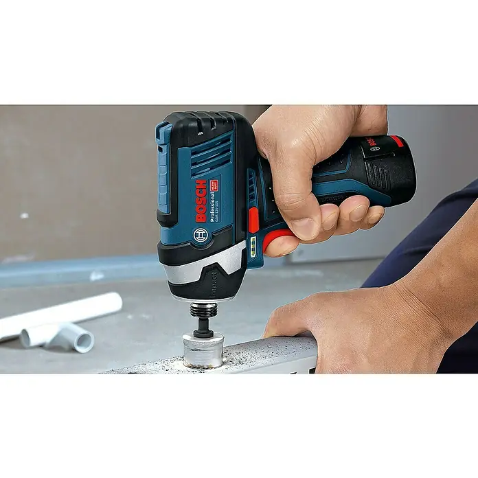 Bosch Professional Maschinen-Set 5-Tool-Kit GSR+GOP+GDR+GSA+GLI - 12 V, 3 Akkus, 2 Ah, 10 -tlg. - Nahaufnahme eines Bosch Professional Akku-Bohrschraubers GDR 12V-105 beim Bohren in ein Metallprofil. Das Gerät ist kompakt und leistungsstark.