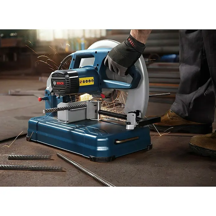 Bosch Professional Trennschneider GCO 14-24 J - 2.400 kW, Leerlaufdrehzahl: 3.800 U/min, Durchmesser Scheibe: 355 mm - Nahaufnahme einer Bosch Metallsäge beim Schneiden eines Metallstücks, Funken sprühen.