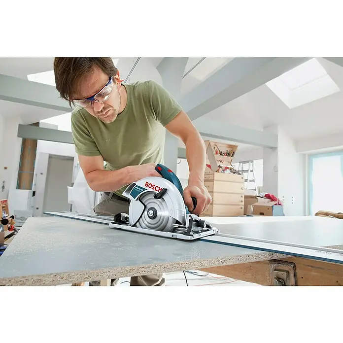 Bosch Professional Handkreissäge GKS 65 GCE - 1.800 W, Durchmesser Sägeblatt: 190 mm, Schnitttiefe bei 90 °: 65 mm - Ein Mann arbeitet mit einer Bosch GKS 65 GCE Kreissäge. Die Säge ist präzise und leistungsstark, ideal für professionelle Holzarbeiten.