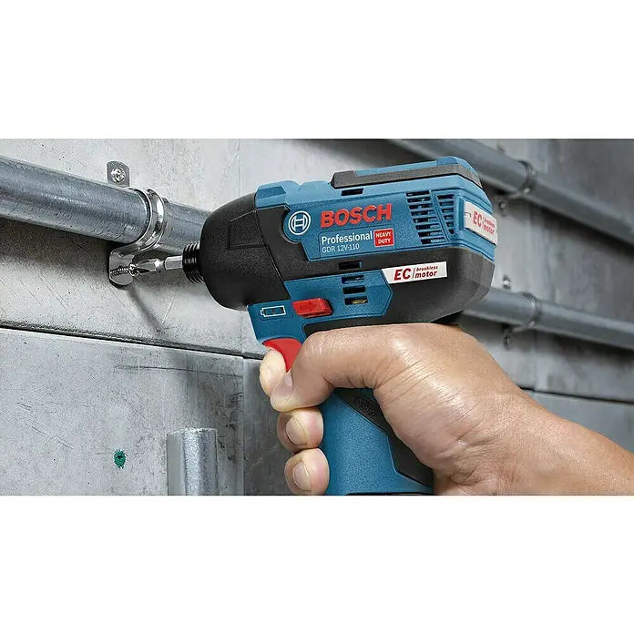 Bosch Professional AMPShare 18V Akku-Drehschlagschrauber PRO GDR 12V-110 - 12 V, 2 Akkus - Ein Bosch GDR 12V-110 Akku-Schlagschrauber in Aktion, der an einem Metallrohr befestigt ist und sich ideal für professionelle Anwendungen eignet.