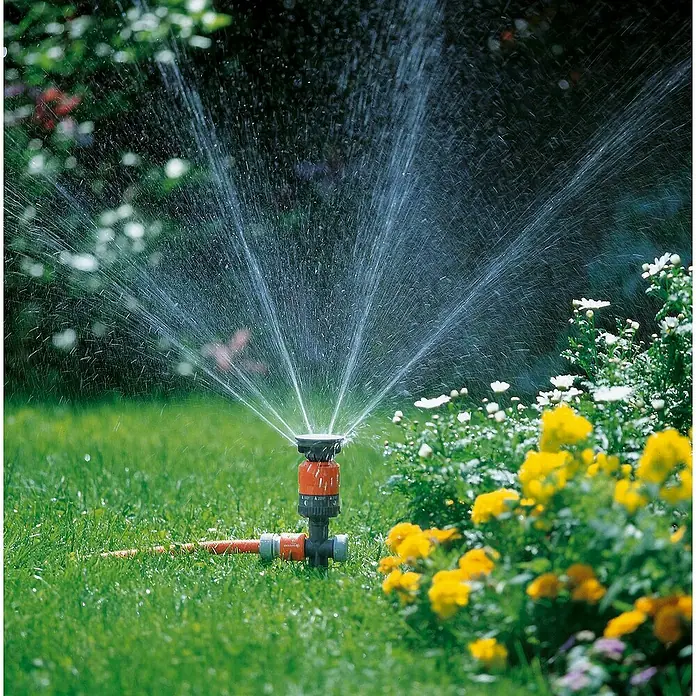 Gardena Comfort Kreisregner Vario - Erdspieß, Max. Regnerfläche: 225 m² - Rasensprenger in Aktion, der den Garten mit Wasser versorgt. Das Bewässerungssystem ist effizient und einfach zu bedienen für eine optimale Gartenpflege.