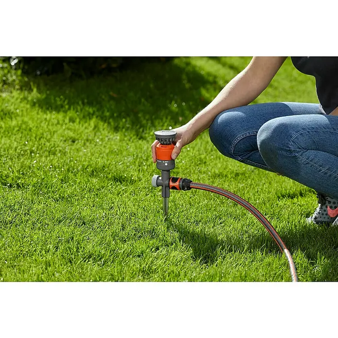 Gardena Comfort Kreisregner Vario - Erdspieß, Max. Regnerfläche: 225 m² - Die Installation des Gardena Vielflächenregners erfolgt direkt im Rasen. Die Sprührichtung lässt sich präzise einstellen.