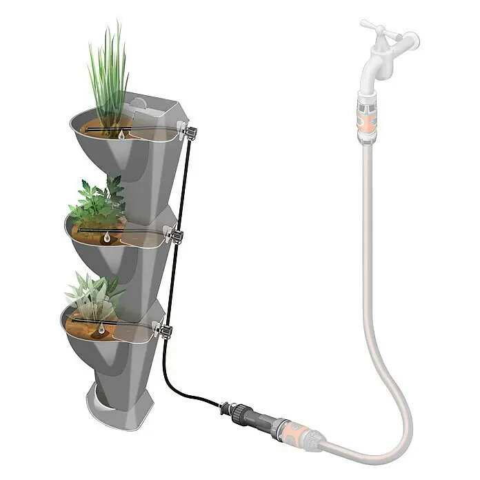 Gardena Bewässerungs-Set NatureUp! Ecke Wasserhahn - Passend für: Bewässerung von bis zu 12 Pflanzen - Graues dreistufiges Vertikalbeet mit integriertem Tropfbewässerungssystem, über Schlauch an einen Wasserhahn angeschlossen, bewässert grüne Pflanzen.