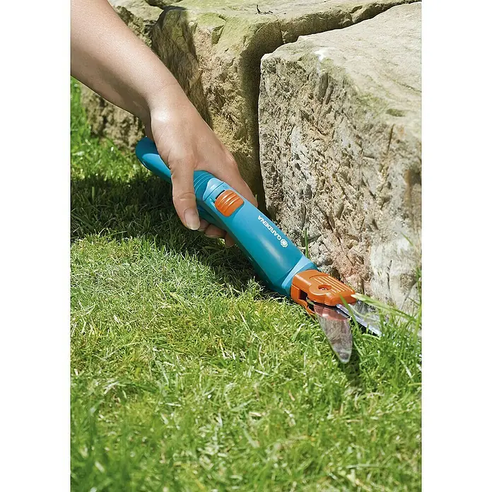 Gardena Grasschere drehbarMaterial Klinge: Geschliffene Schneide - Gras trimmen mit der Gardena Grasschere für präzise Rasenpflege an schwer zugänglichen Stellen.