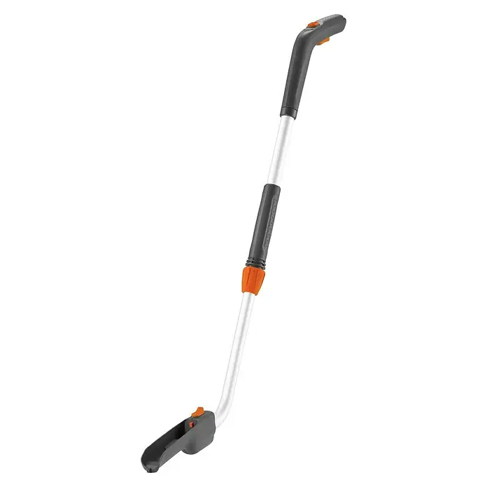 Gardena Teleskop-Komplettroller - Passend für: Gardena Akku-Gras- & Strauchschere - Die Teleskopstiel-Bürste von Gardena ist mit einem praktischen Griff und Bürstenkopf ausgestattet, ideal für Reinigungsarbeiten in schwer zugänglichen Bereichen.