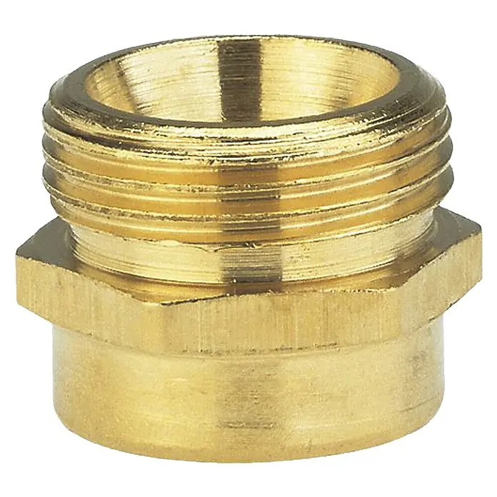 Gardena Reduziernippel - Außengewinde: 26,5 mm (G 3/4“), Messing - Nahaufnahme eines goldenen Wasserhahnverbindungsstücks, das für Sanitärinstallationen und Gerätekompatibilität verwendet wird.
