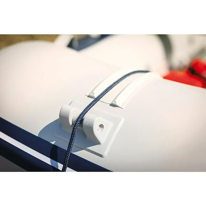 Honda Marine Schlauchboot T27-IE3L x B: 267 x 153 cm, Geeignet für: 3+1 Personen, Nutzlast: 664 kg - Detailaufnahme eines Schlauchbootes mit blauem Seil, das durch eine weiße Halterung verläuft, hervorgehoben durch Schattenspiel.