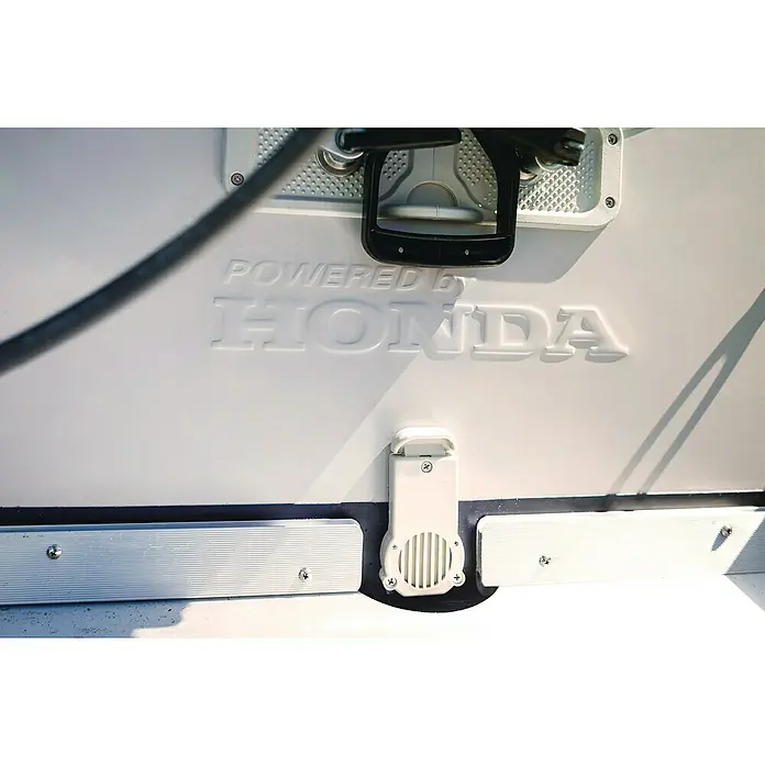 Honda Marine Schlauchboot T35-AE3 - L x B: 353 x 171 cm, Geeignet für: Max. 5 Personen, Nutzlast: 700 kg - Nahaufnahme der Rückseite eines Bootes mit dem Schriftzug "Powered by Honda", der die Motorisierung durch Honda hervorhebt.
