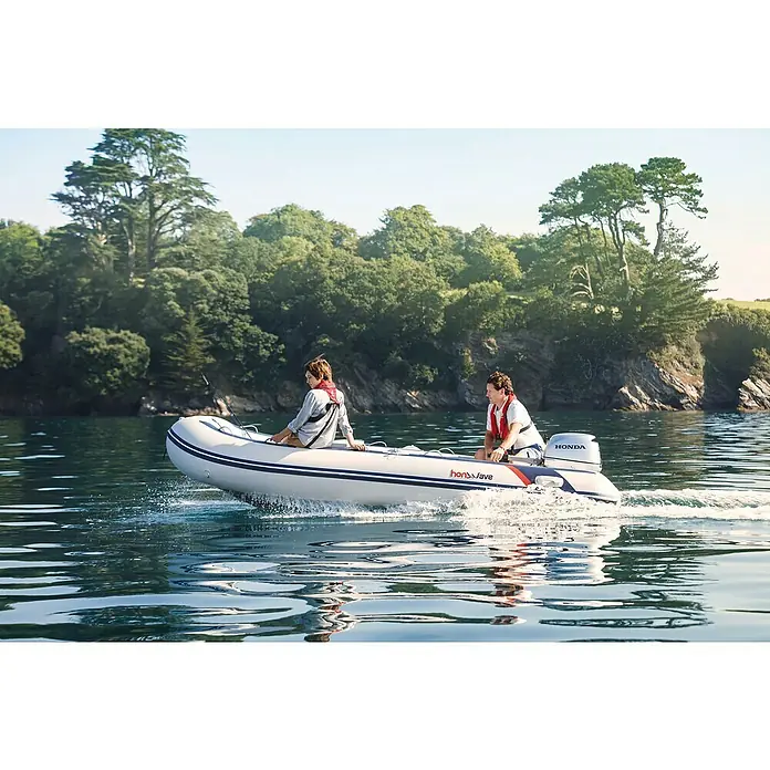 Honda Marine Schlauchboot T35-AE3 - L x B: 353 x 171 cm, Geeignet für: Max. 5 Personen, Nutzlast: 700 kg - Ein weißes Honwave-Schlauchboot mit zwei Personen an Bord gleitet auf dem Wasser und zeigt die Vielseitigkeit des Bootes.