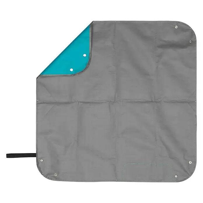 Gardena Pflanzmatte City Gardening - 80 x 80 cm - Eine graue wasserdichte Picknickdecke, teilweise umgedreht, zeigt eine türkisfarbene Unterseite. Die Decke ist mit Druckknöpfen versehen.