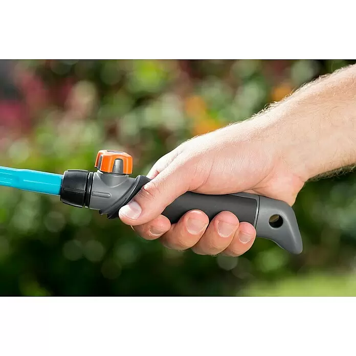 Gardena Combisystem Stiel - Passend für: Combisystem-Kleingeräte - Nahaufnahme einer Hand, die eine graue und schwarze Gießlanze mit orangefarbenem Drehknopf und blauem Schlauchanschluss hält.