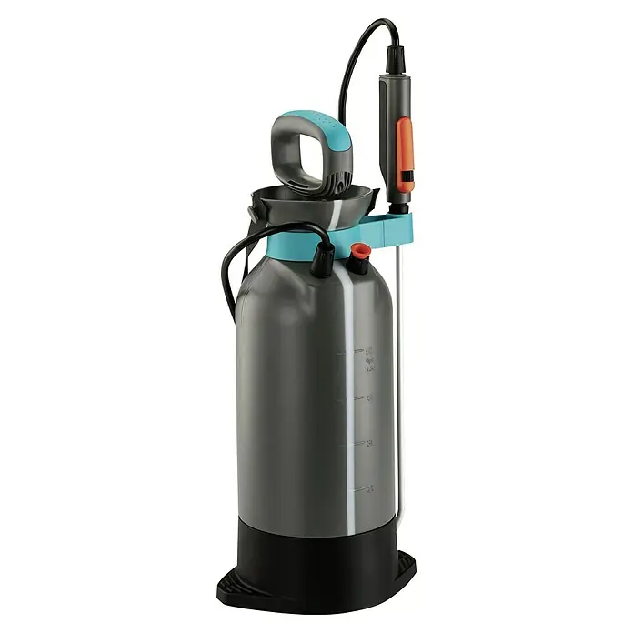 Gardena Drucksprüher Set - Bestehend aus: Drucksprüher Comfort 5 l & Pumpsprüher 0,75 l - Das Bild zeigt einen grauen und blauen Drucksprüher mit Füllstandsanzeige und einem schwarzen Sockel, ideal für Gartenarbeiten.