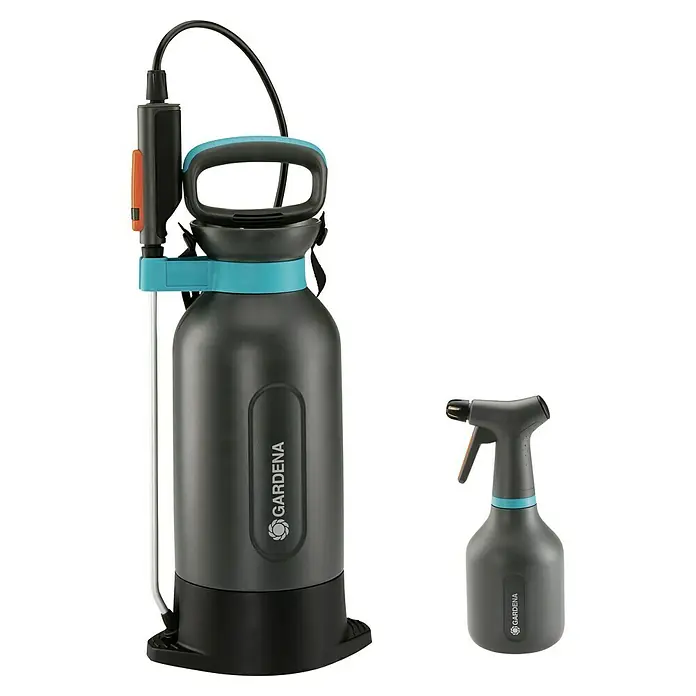 Gardena Drucksprüher Set - Bestehend aus: Drucksprüher Comfort 5 l & Pumpsprüher 0,75 l - Das Bild zeigt einen GARDENA Drucksprüher 5 l und eine GARDENA Handsprühflasche 1 l. Beide Produkte sind für die Gartenarbeit konzipiert.