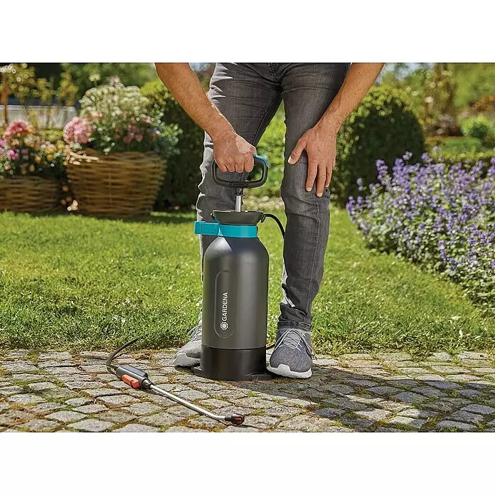 Gardena Drucksprüher Set - Bestehend aus: Drucksprüher Comfort 5 l & Pumpsprüher 0,75 l - Anwendungsbeispiel