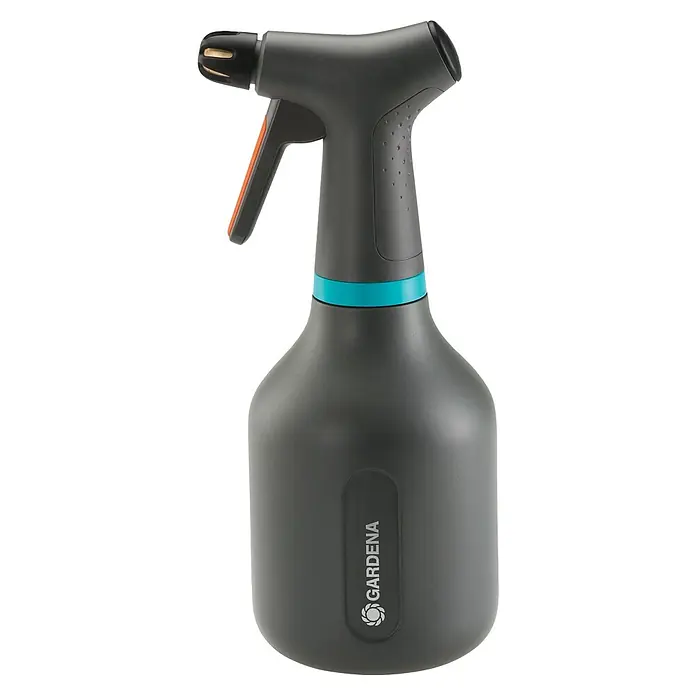 Gardena Drucksprüher Set - Bestehend aus: Drucksprüher Comfort 5 l & Pumpsprüher 0,75 l - Abgebildet ist eine graue Pflanzensprühflasche von Gardena mit blauem Akzent und orangefarbenem Sprühauslöser vor schwarzem Hintergrund.