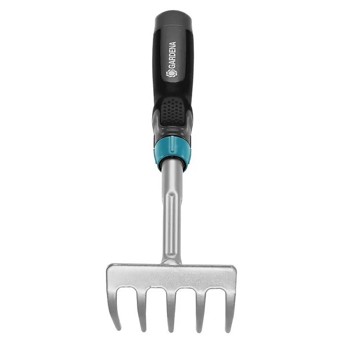 Gardena Comfort Kleingeräte-Set - 3 -tlg. - Nahaufnahme eines Gardena-Handrechens mit grau-schwarzem Griff und silberfarbenen Zinken, ideal für Gartenarbeiten.