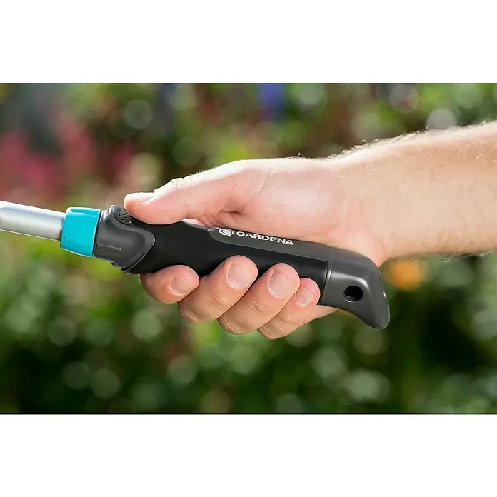 Gardena Comfort Kleingeräte-Set - 3 -tlg. - Nahaufnahme einer Hand, die einen Gardena-Gartenschlauchgriff hält, der Komfort und Kontrolle beim Gießen bietet.