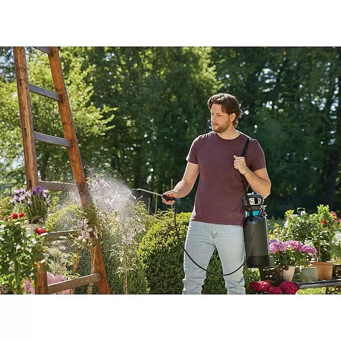 Gardena Drucksprüher Set - Bestehend aus: Drucksprüher Comfort 5 l & Pumpsprüher 0,75 l - Anwendungsbeispiel