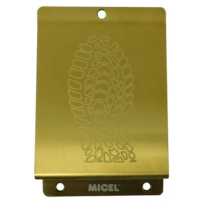 Micel Tope de puerta - L x An: 148 x 98 mm, Latón Satinado - Se muestra una placa de huellas de zapatos MICEL, perfecta para la identificación segura de huellas de zapatos. Una herramienta esencial.
