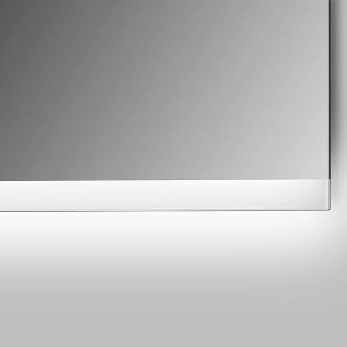DSK Lichtspiegel Chrystal Grenier - 50 x 70 cm, Leuchtmittel - Nahaufnahme eines beleuchteten Spiegels, der ein modernes und elegantes Design zeigt.\n